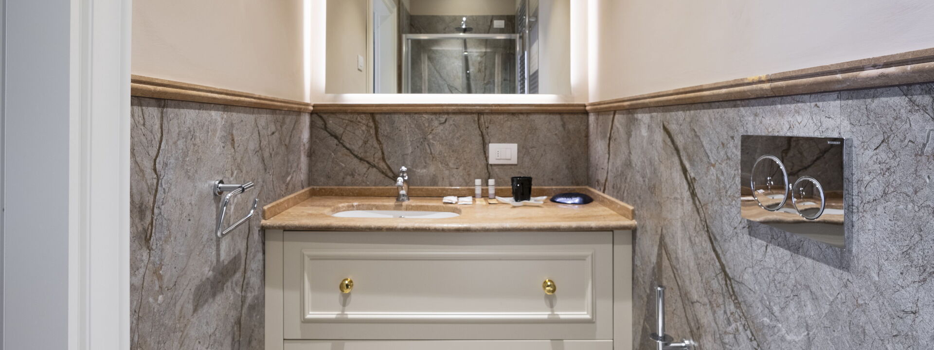 Palazzo Pazzi Vitali Luxury Apartments In Florence - Albizi Penthouse: Autunno, Bagno, Estate, Inverno, Primavera