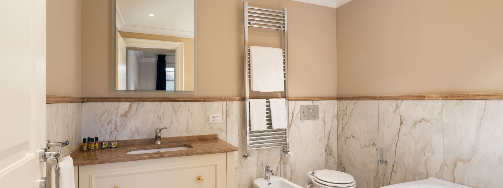 Palazzo Pazzi Vitali by Geco Vacation Rentals - Bargello Penthouse: Autunno, Bagno, Estate, Primavera