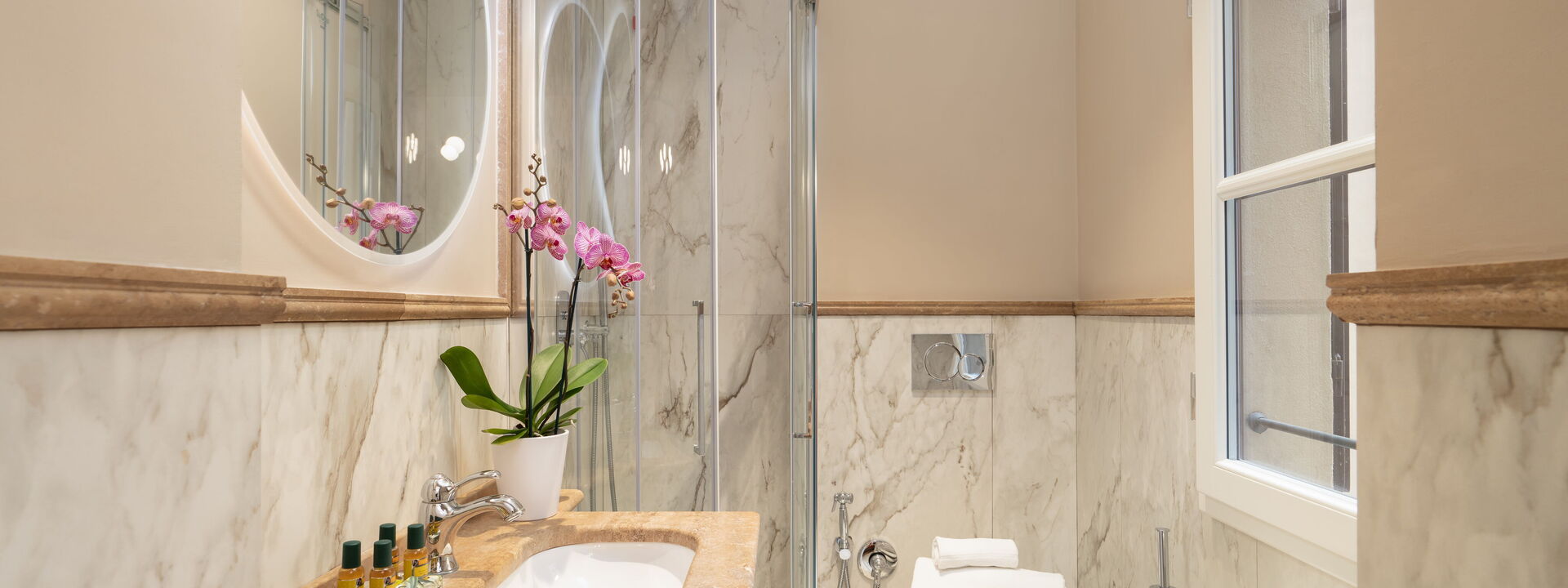Palazzo Pazzi Vitali by Geco Vacation Rentals - Bargello Penthouse: Autunno, Bagno, Estate, Primavera