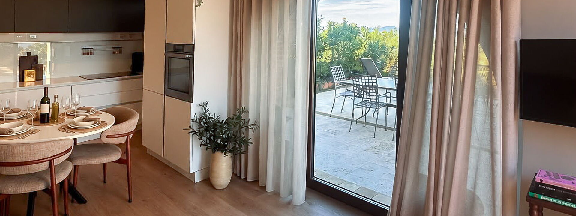 Melaiolo Modern Apartment with Pool, Montaione, Toscana: Autunno, Cucina, Estate, Primavera, Soggiorno