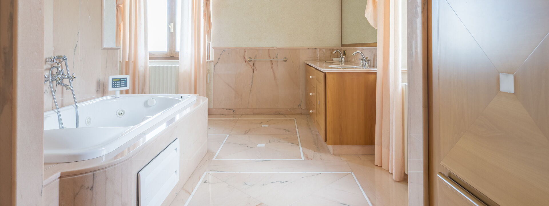 Villa Alessia Luxury: Autumn, Bathroom, Spring, Summer