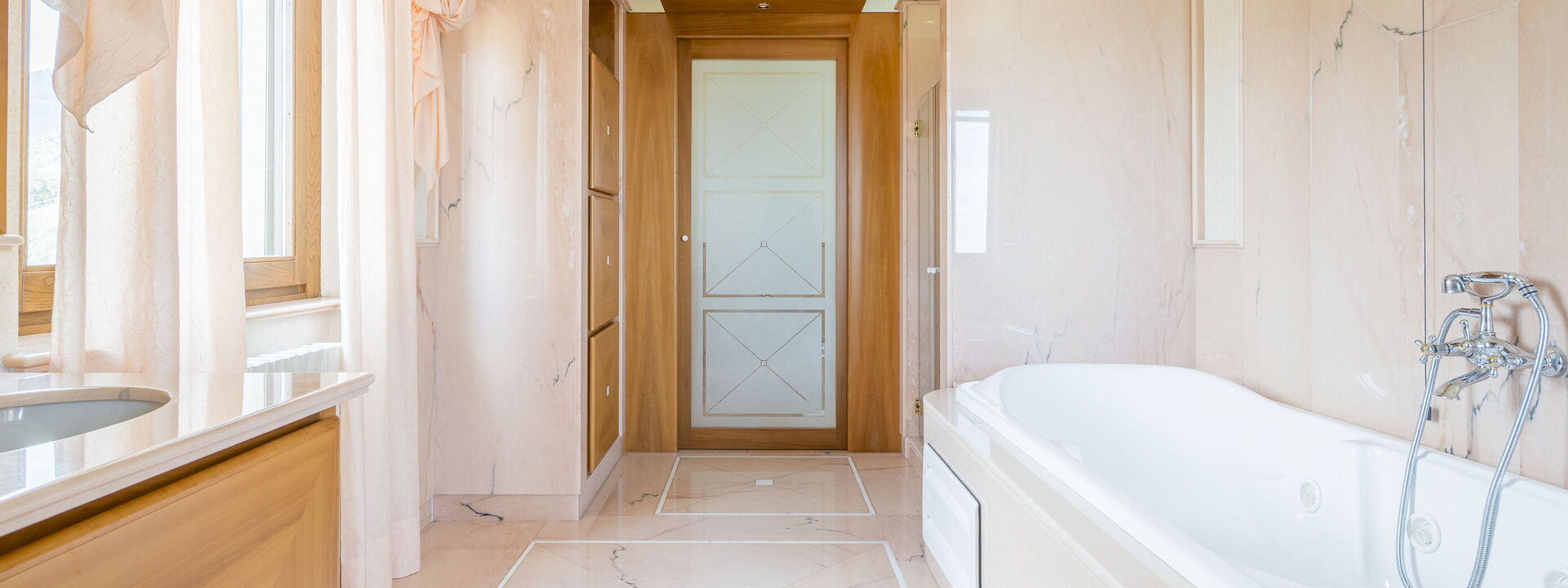 Villa Alessia Luxury: Autumn, Bathroom, Spring, Summer