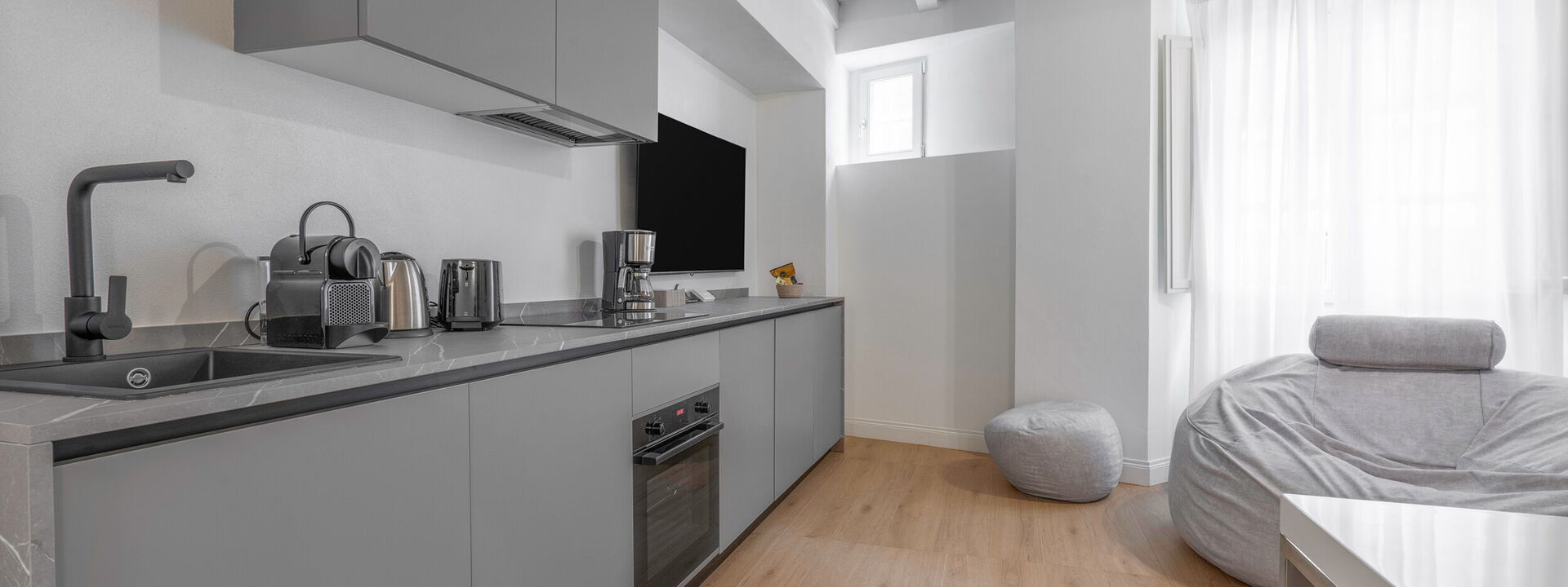 Elegant Apartments Near The Duomo - Deservi Elegant Apt. Brunelleschi: Frühling, Herbst, Küche, Sommer, Winter, Wohnzimmer