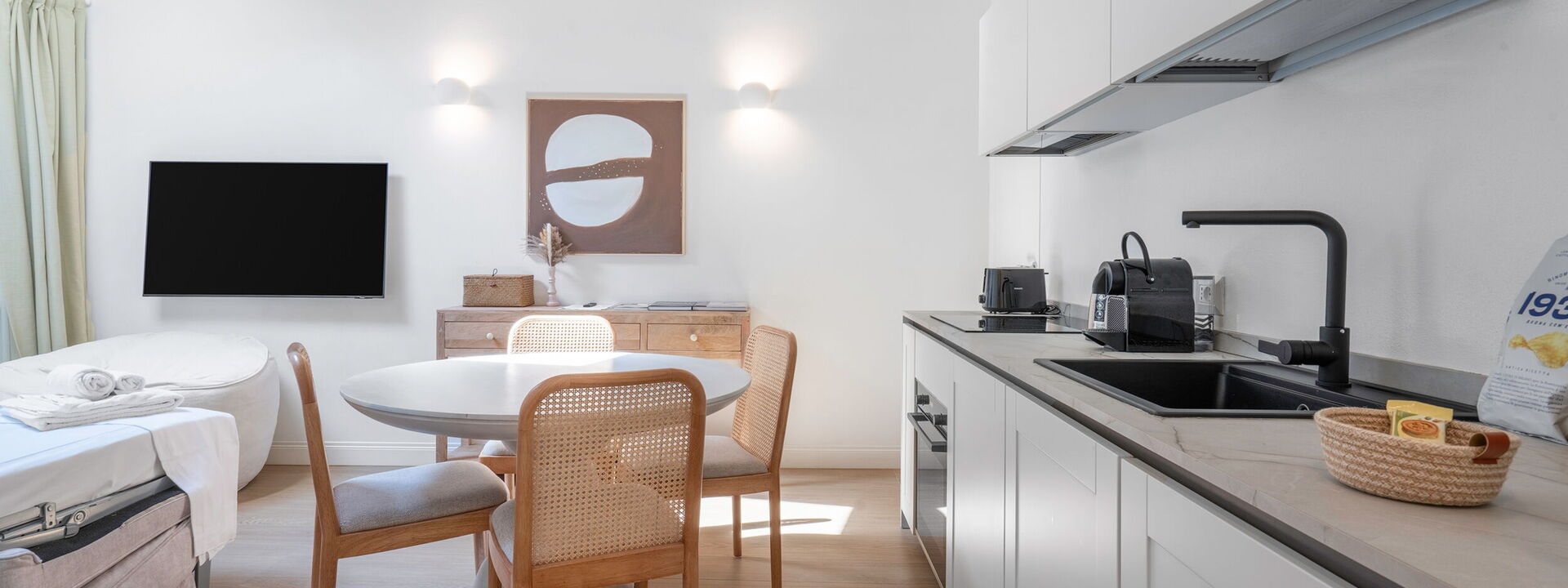 Elegant Apartments Near The Duomo - Deservi Elegant Apt. Leonardo: Autumn, Kitchen, Living Room, Spring, Summer, Winter