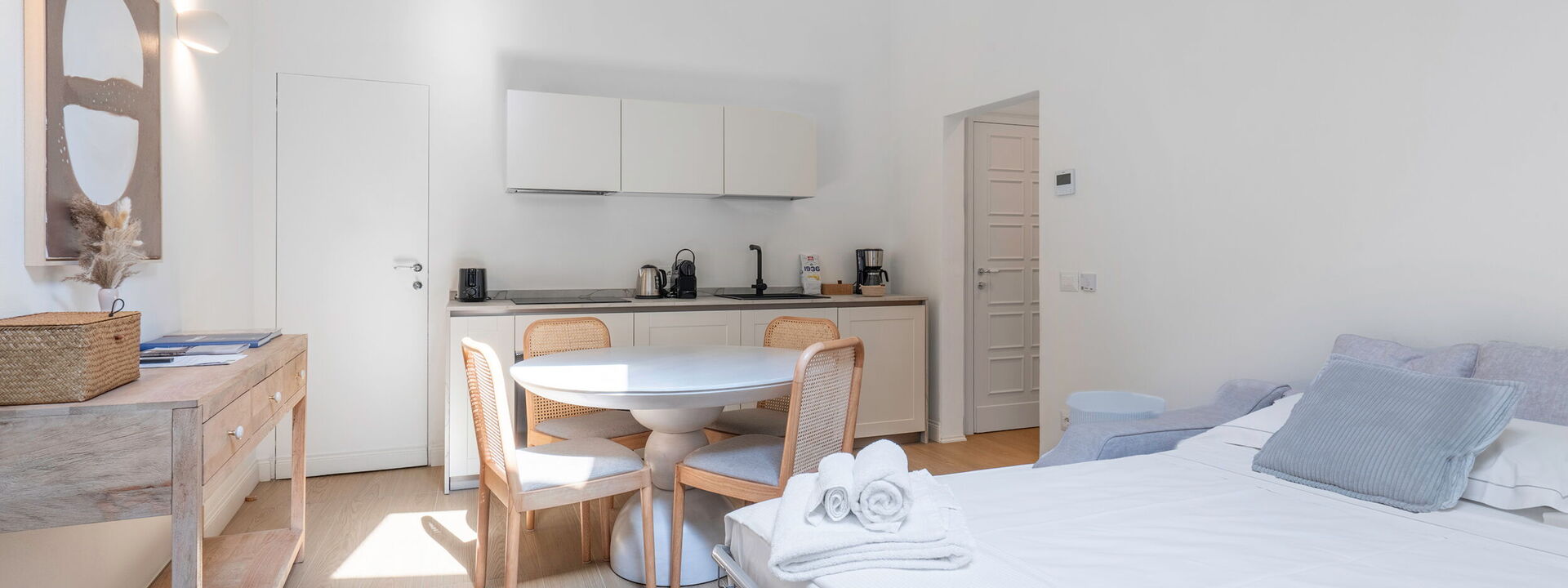 Elegant Apartments Near The Duomo - Deservi Elegant Apt. Leonardo: Autumn, Kitchen, Living Room, Spring, Summer, Winter