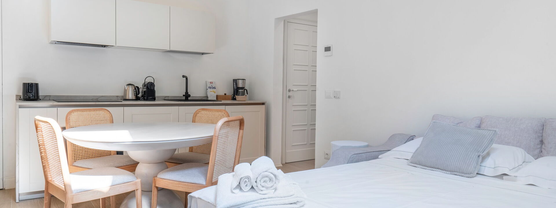 Elegant Apartments Near The Duomo - Deservi Elegant Apt. Leonardo: Autumn, Kitchen, Living Room, Spring, Summer, Winter