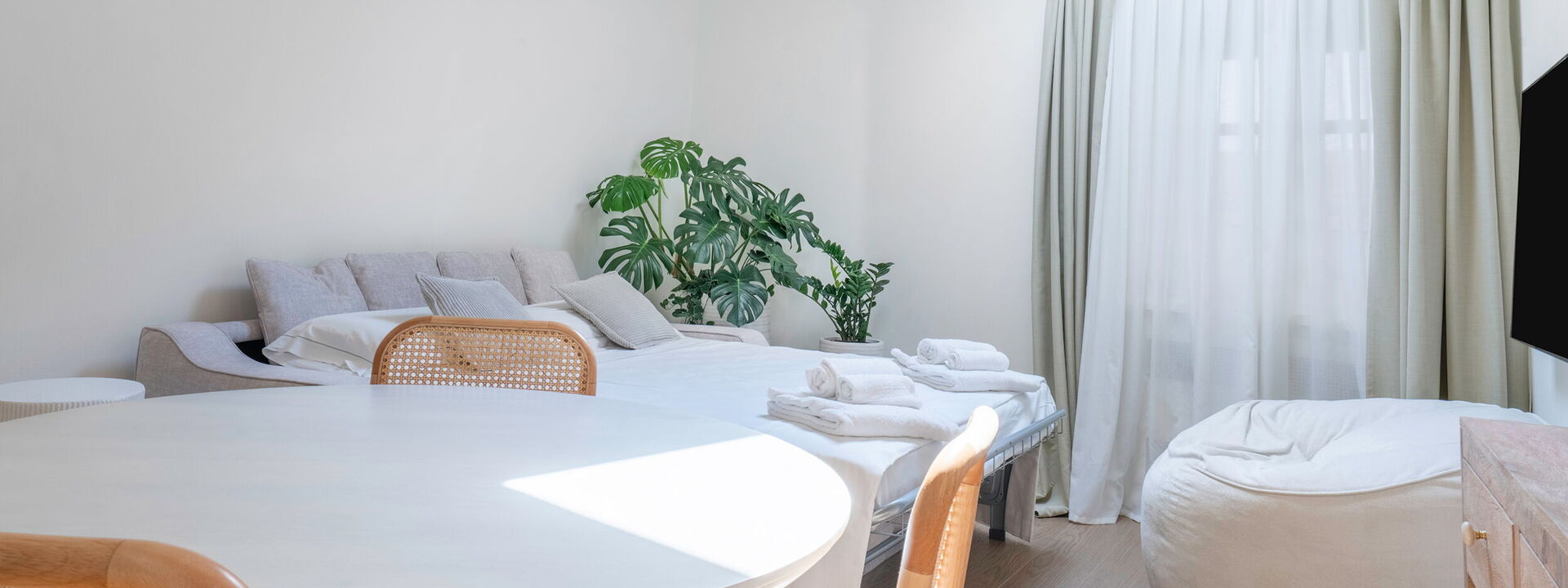 Elegant Apartments Near The Duomo - Deservi Elegant Apt. Leonardo: Autumn, Kitchen, Living Room, Spring, Summer, Winter