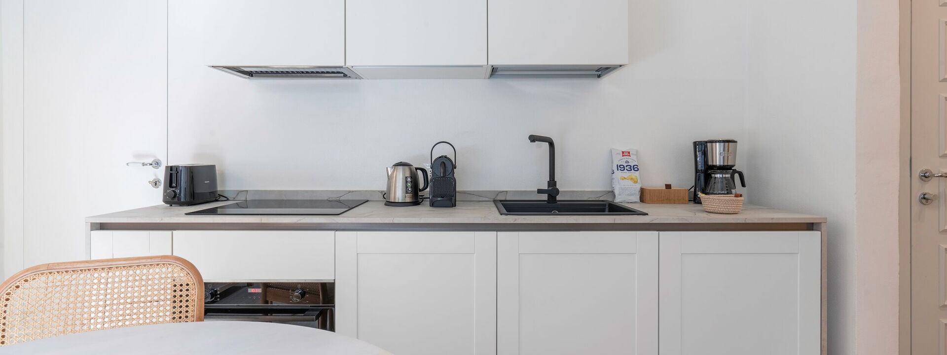 Elegant Apartments Near The Duomo - Deservi Elegant Apt. Leonardo: Autumn, Kitchen, Living Room, Spring, Summer, Winter