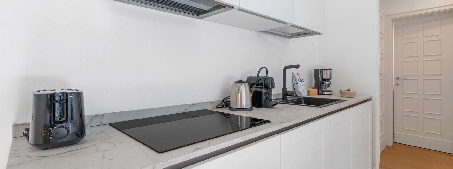 Elegant Apartments Near The Duomo - Deservi Elegant Apt. Leonardo: Autumn, Kitchen, Living Room, Spring, Summer, Winter