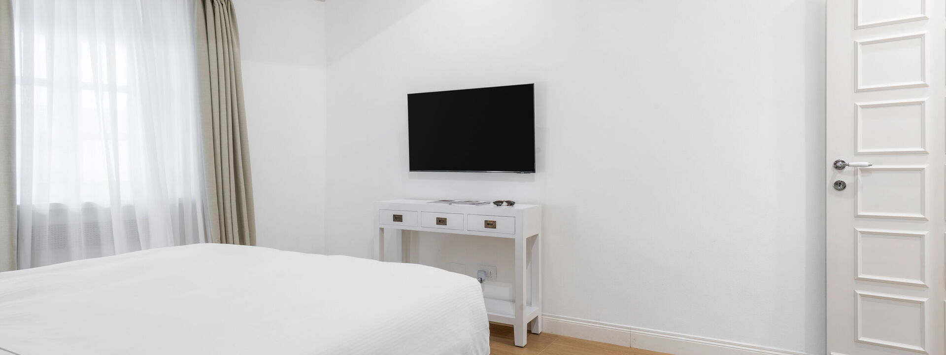 Elegant Apartments Near The Duomo - Deservi Elegant Apt. Leonardo: Autumn, Bedroom, Spring, Summer, Winter