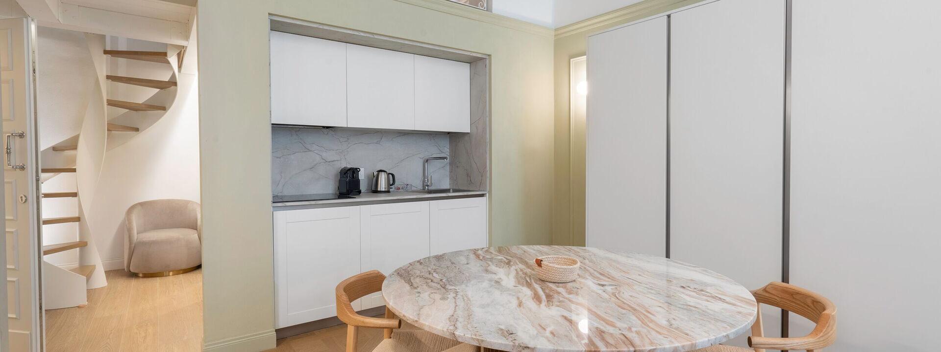 Elegant Apartments Near The Duomo - Deservi Elegant Apt. Donatello: Frühling, Herbst, Küche, Sommer, Winter, Wohnzimmer