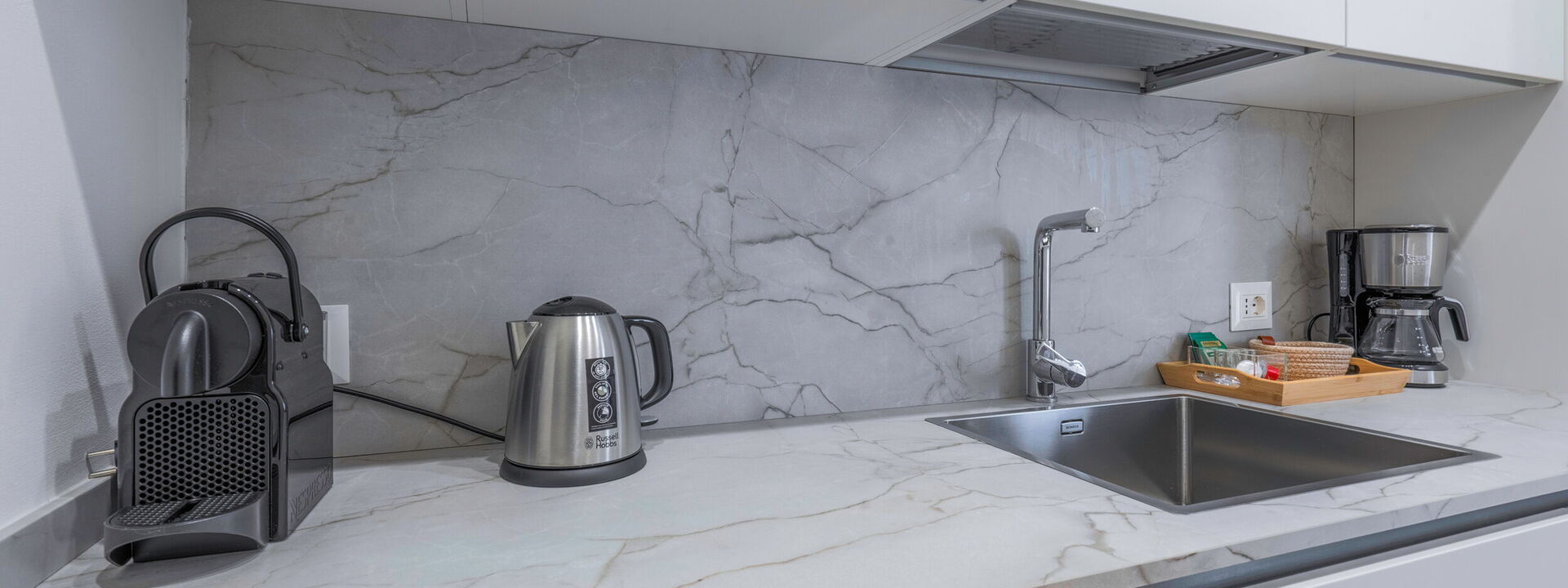 Elegant Apartments Near The Duomo - Deservi Elegant Apt. Dante: Frühling, Herbst, Küche, Sommer, Winter, Wohnzimmer