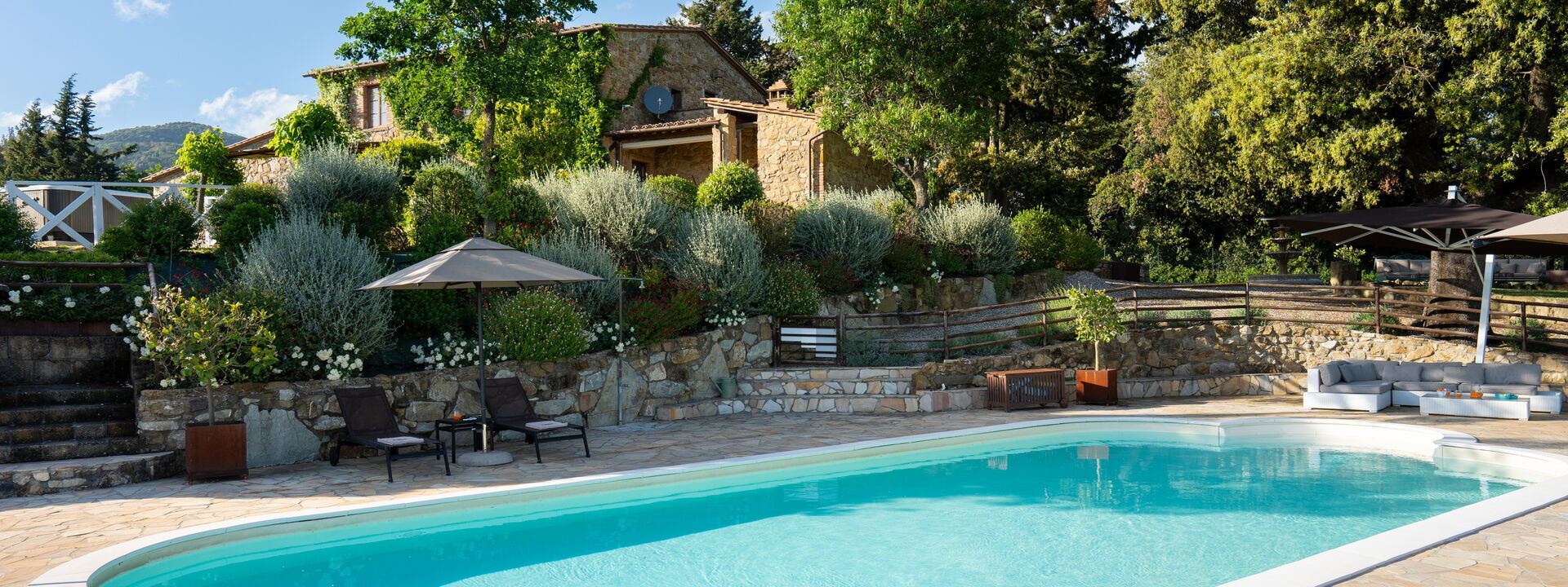 Villa la Cerbaina: Building Exterior, Pool