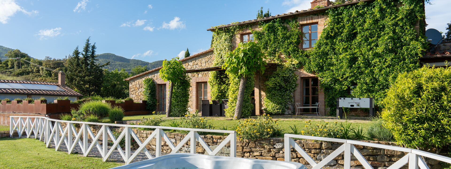 Villa la Cerbaina: Building Exterior, Garden, Hot Tub