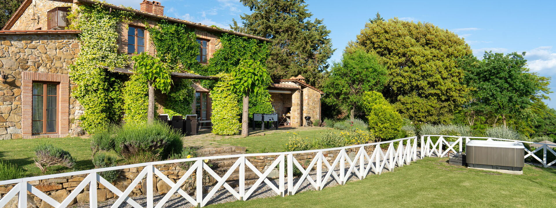 Villa la Cerbaina: Building Exterior, Garden, Hot Tub