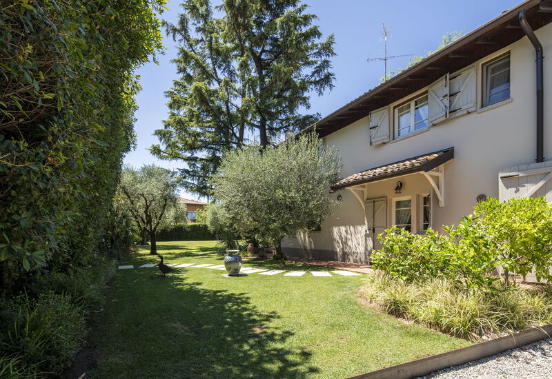 Villa El Perlè, Padenghe sul Garda: Autumn, Main Entrance, Spring, Summer
