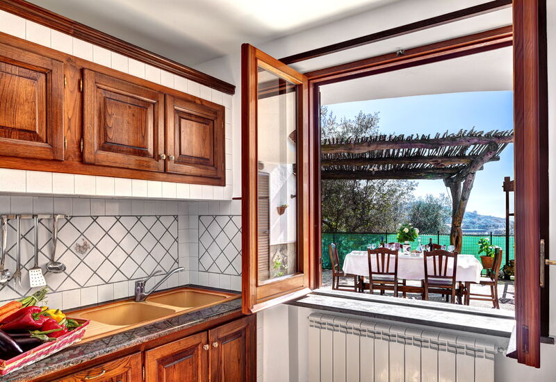 La Villa Dell'olio: la-villa-dell-olio-massa-lubrense-villa-kitchen