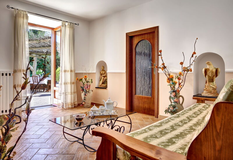 La Villa Dell'olio: la-villa-dell-olio-massa-lubrense-villa-living-room
