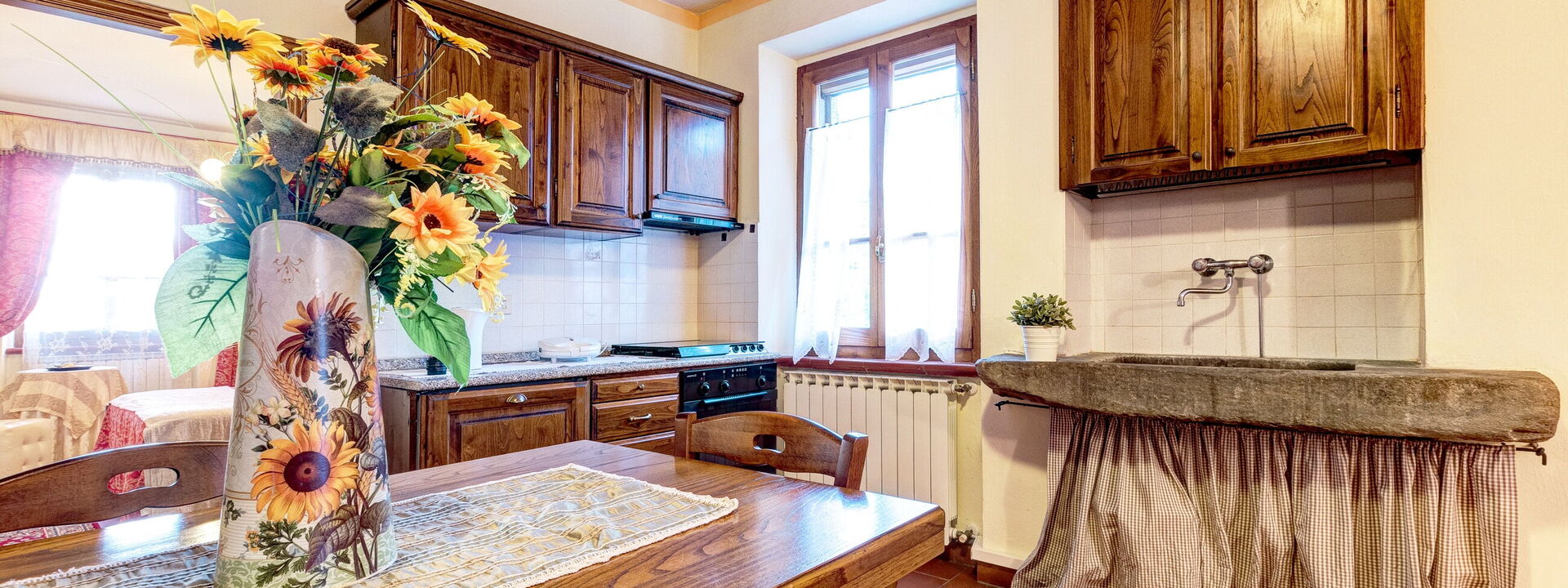 Relais Sogno Dei Fiori: relais-sogno-dei-fiori-fratticiola-cortona-villa-kitchen