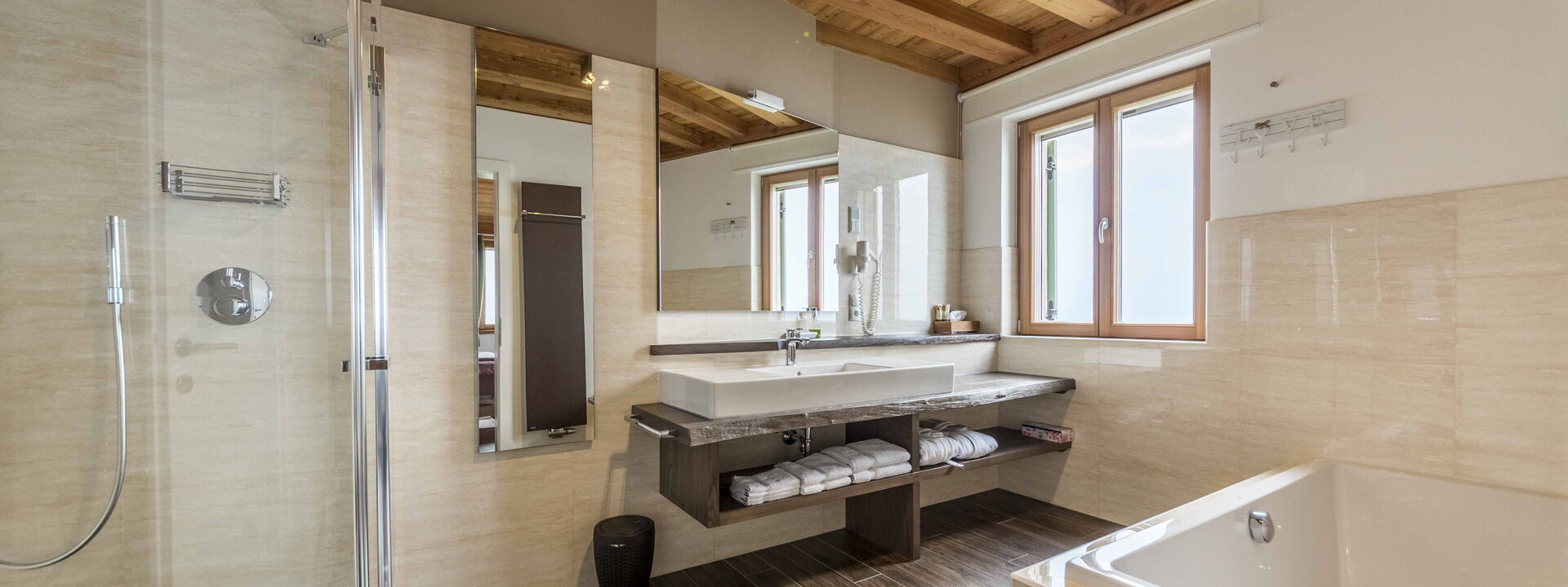 Dimora Delle Ninfee Del Garda: dimora-delle-ninfee-del-garda-castelletto-villa-bathroom