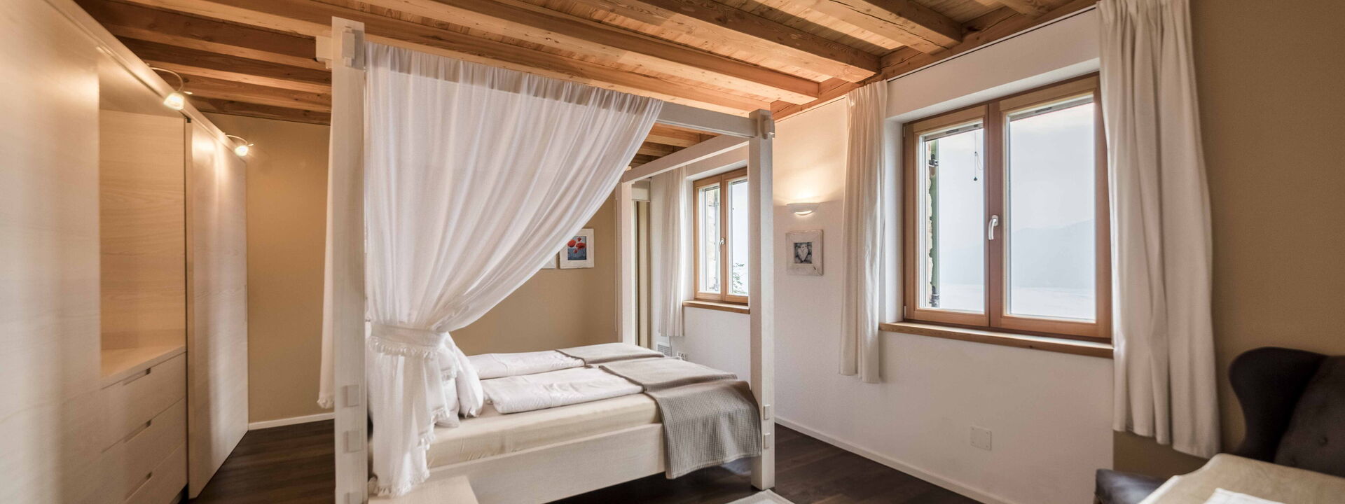 Dimora Delle Ninfee Del Garda: dimora-delle-ninfee-del-garda-castelletto-villa-bedroom