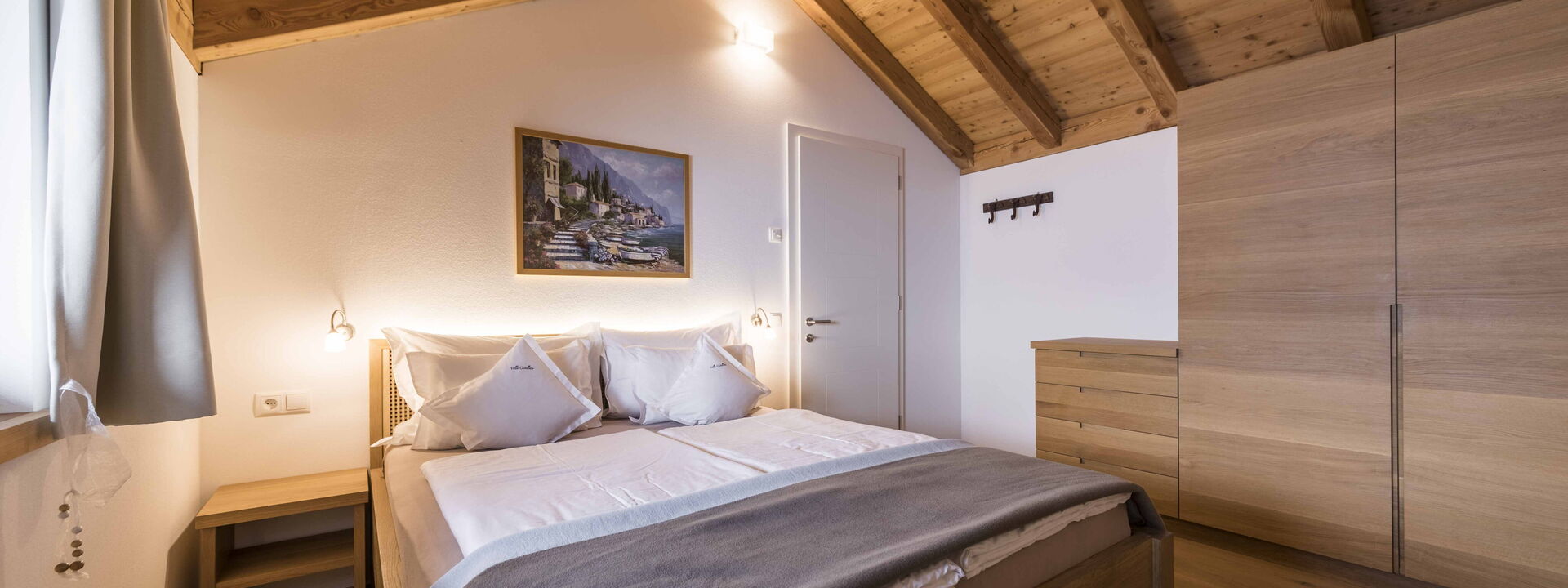 Dimora Delle Ninfee Del Garda: dimora-delle-ninfee-del-garda-castelletto-villa-bedroom