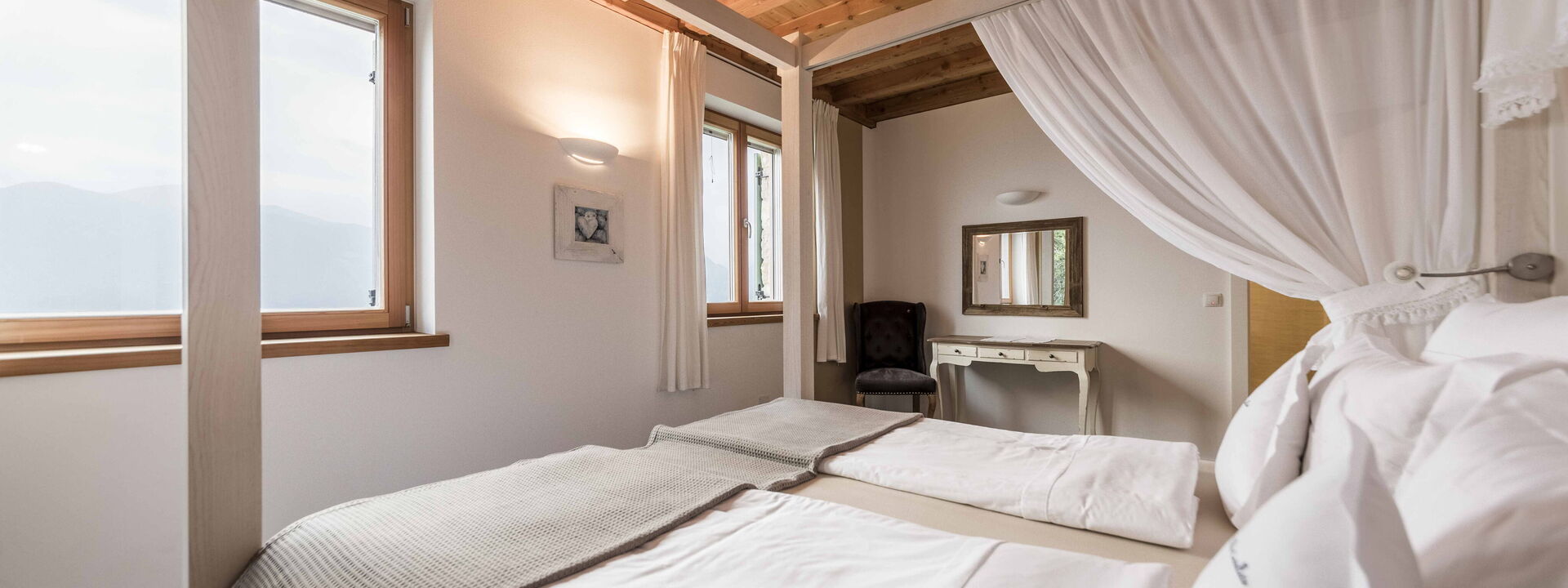 Dimora Delle Ninfee Del Garda: dimora-delle-ninfee-del-garda-castelletto-villa-bedroom