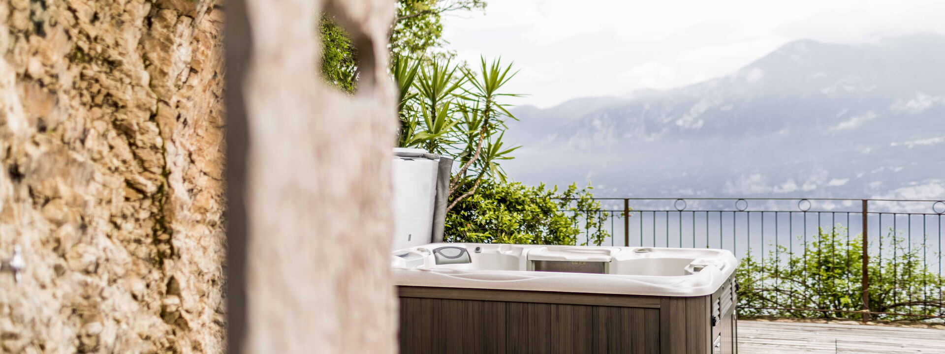 Dimora Delle Ninfee Del Garda: dimora-delle-ninfee-del-garda-castelletto-villa-hot-tub