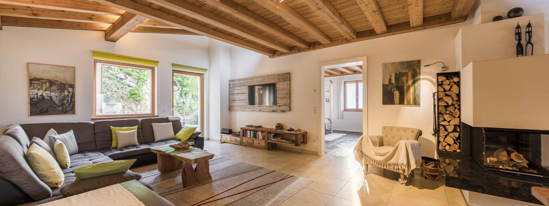 Dimora Delle Ninfee Del Garda: dimora-delle-ninfee-del-garda-castelletto-villa-living-room