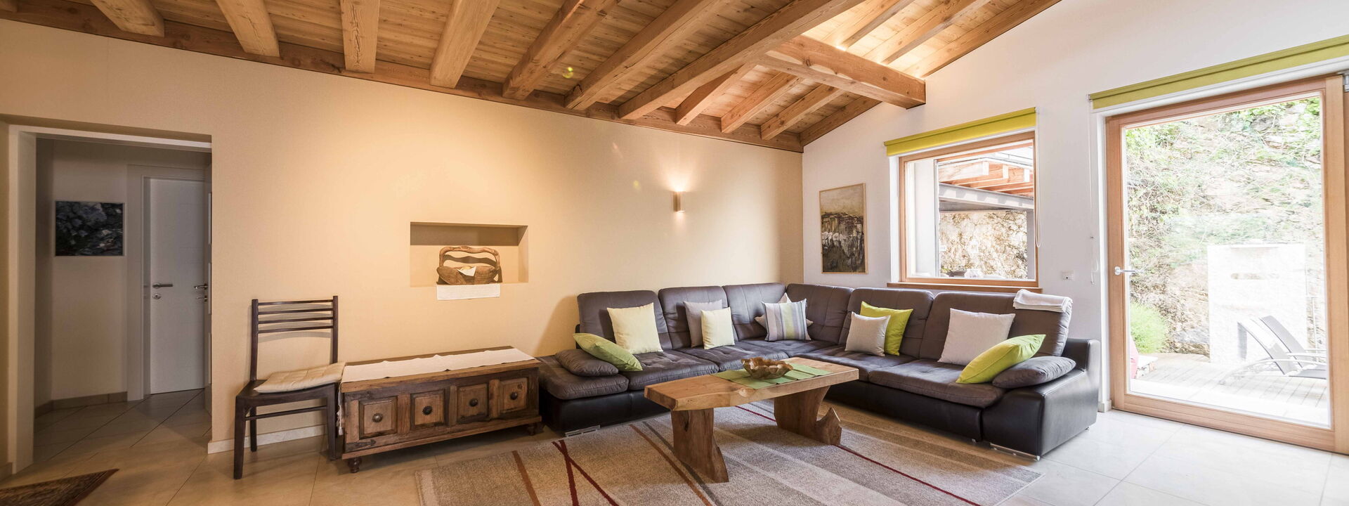 Dimora Delle Ninfee Del Garda: dimora-delle-ninfee-del-garda-castelletto-villa-living-room