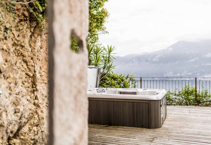 Dimora Delle Ninfee Del Garda: dimora-delle-ninfee-del-garda-castelletto-villa-hot-tub