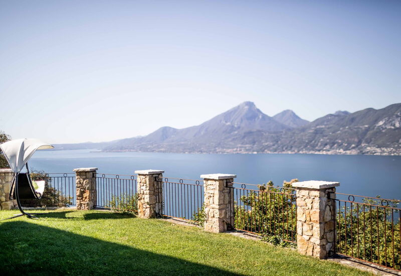 Dimora Delle Ninfee Del Garda: dimora-delle-ninfee-del-garda-castelletto-villa-view