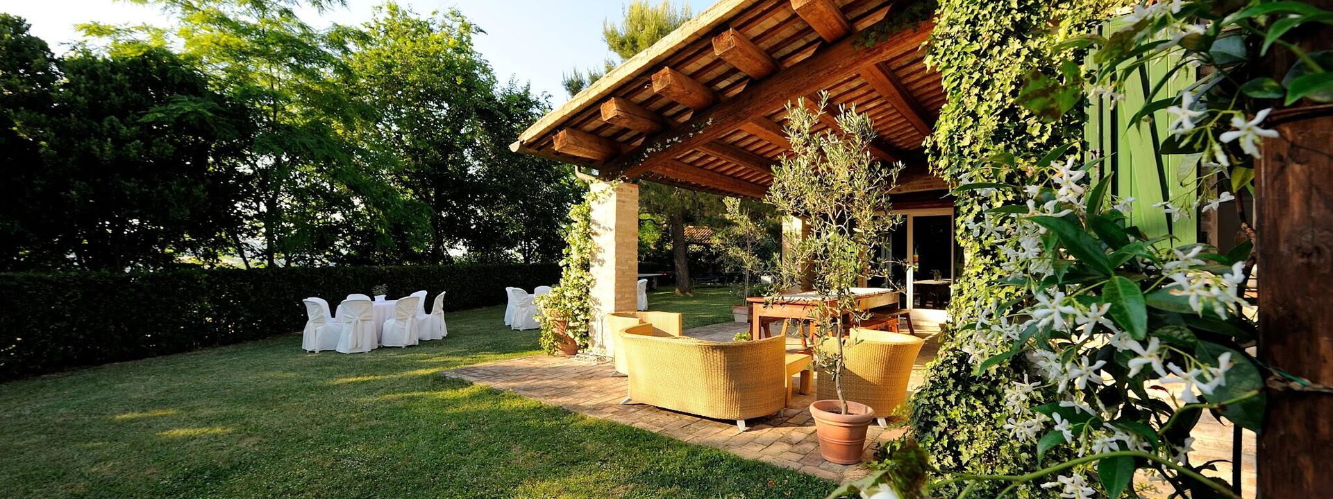 Antico Casolare: antico-casolare-colli-al-metauro-pesaro-urbino-patio