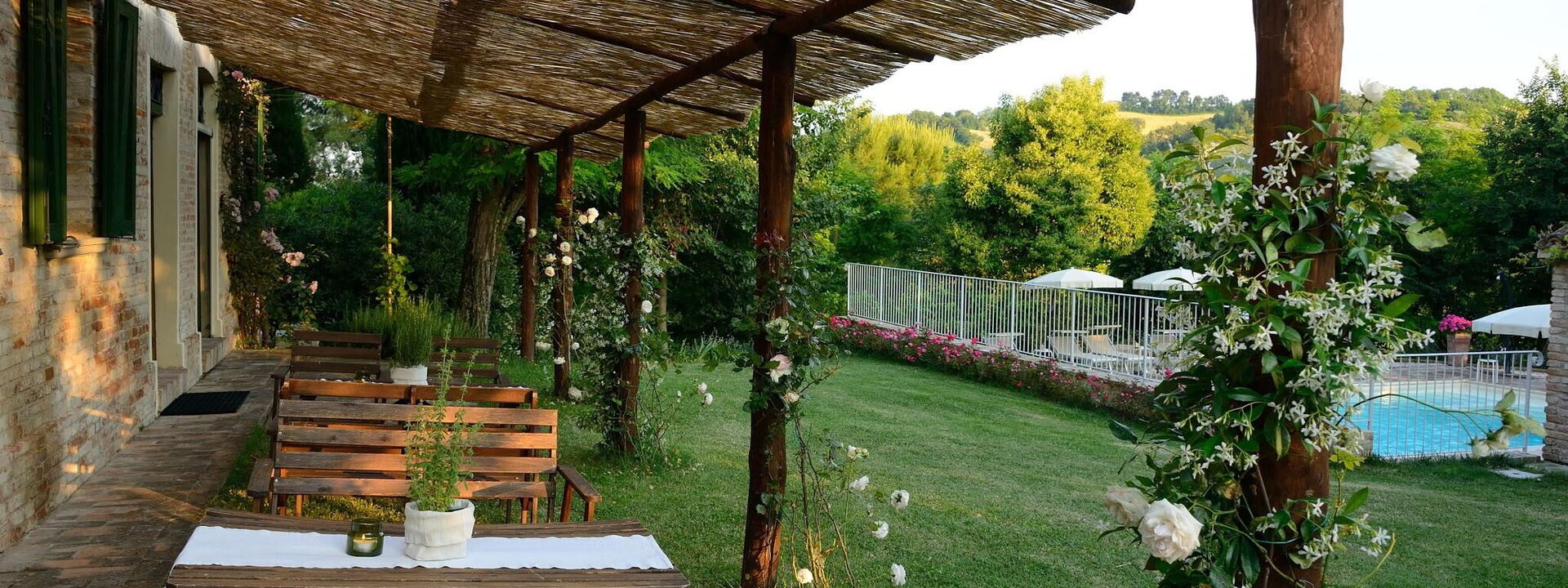 Antico Casolare: antico-casolare-colli-al-metauro-pesaro-urbino-patio