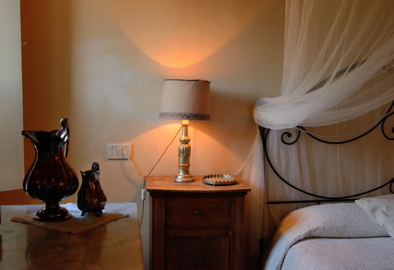 Antico Casolare: antico-casolare-colli-al-metauro-pesaro-urbino-dettaglio-camera-da-letto