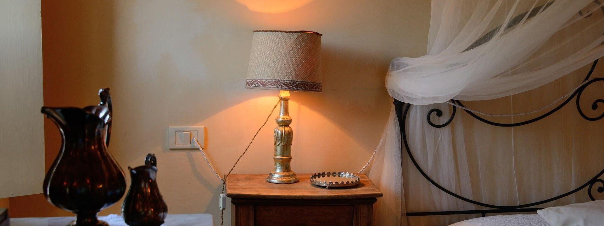 Villa Tombolina: villa-tombolina-colli-al-metauro-pesaro-urbino-bedroom-detail