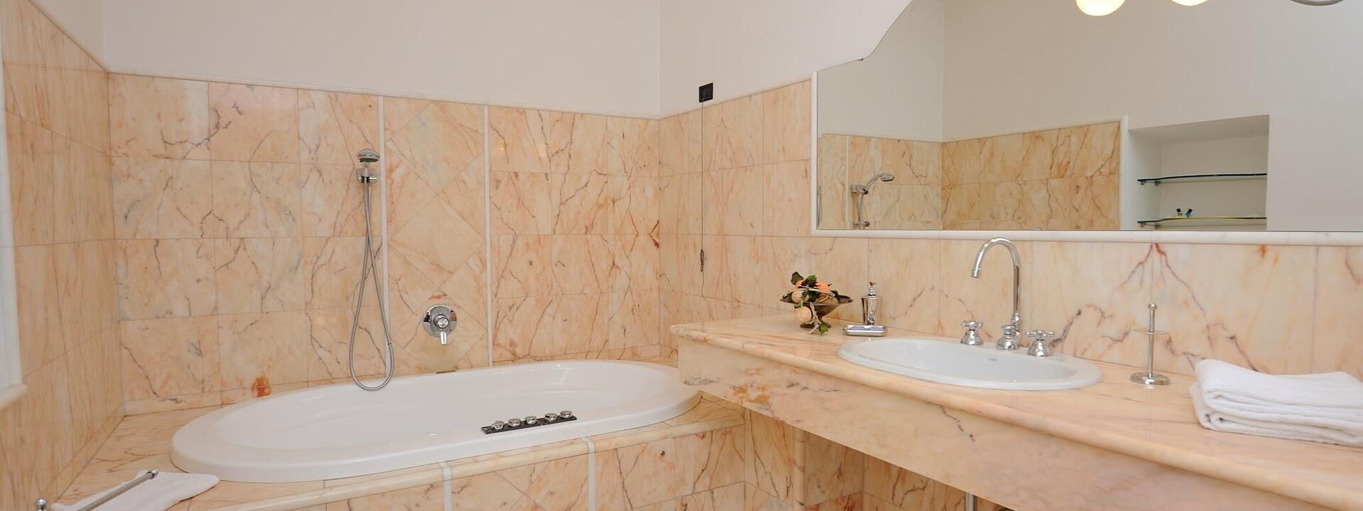 Villa Tombolina: villa-tombolina-colli-al-metauro-pesaro-urbino-bathroom