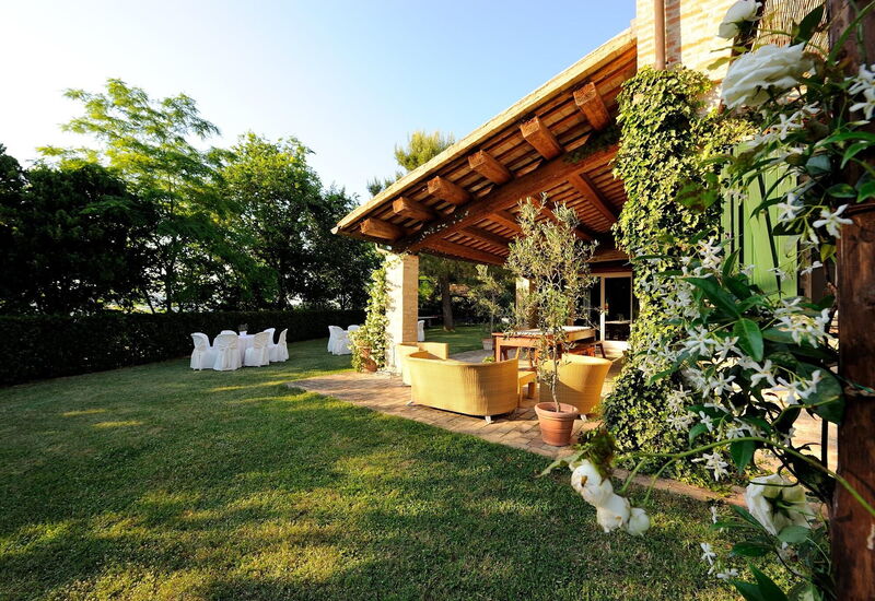 Villa Tombolina: villa-tombolina-colli-al-metauro-pesaro-urbino-patio