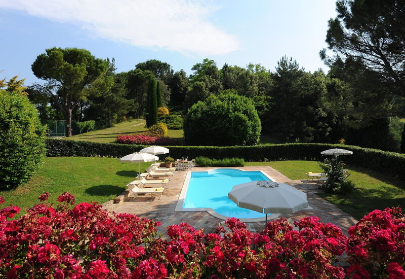 Villa Tombolina: villa-tombolina-colli-al-metauro-pesaro-urbino-piscina-giardino