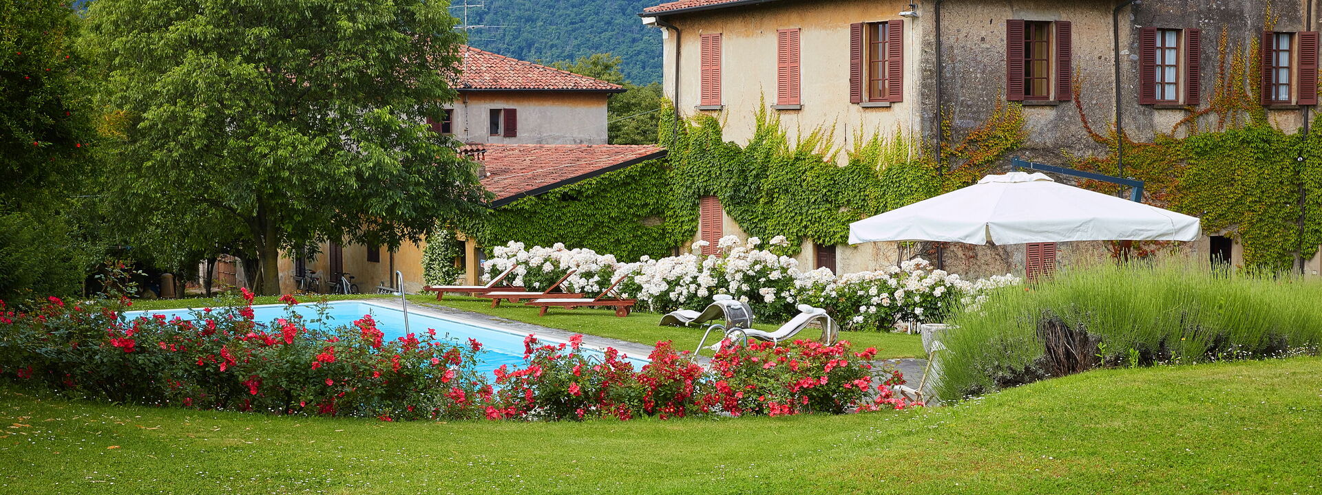 Villa Franciacorta: Außen, Ausstattung, Draussen, Frühling, Garten, Herbst, Schwimmbad, Sommer