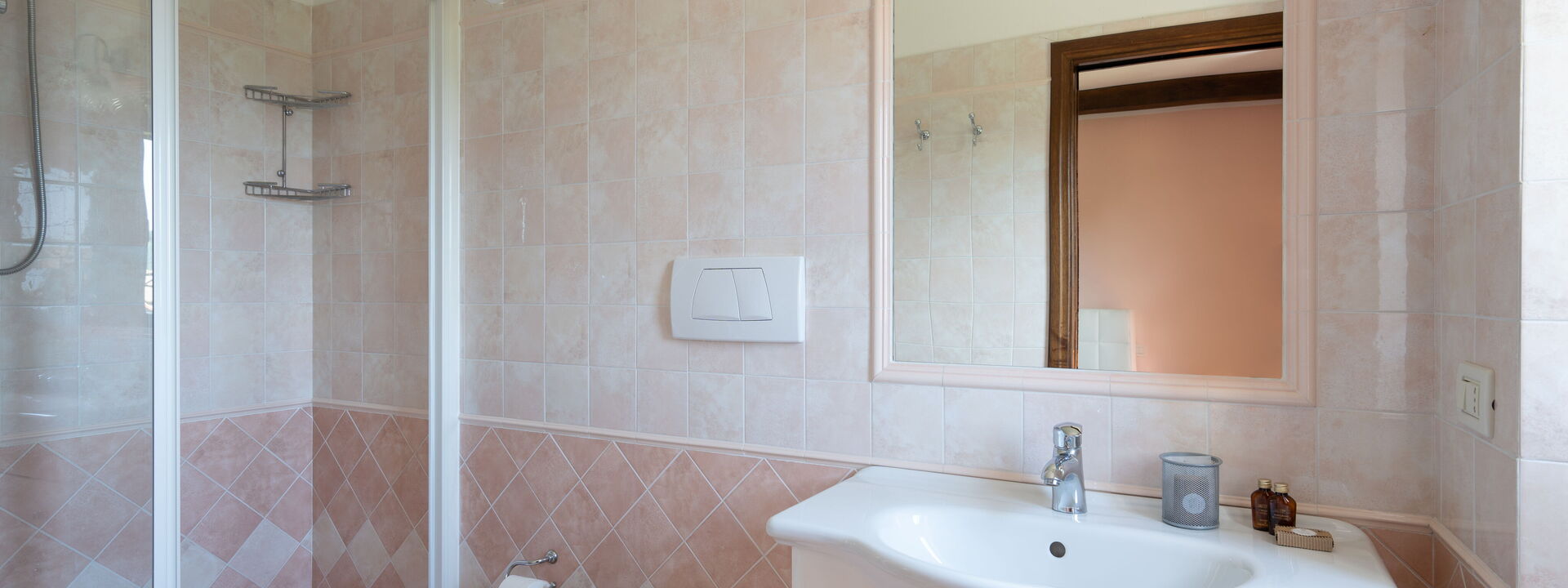 Villa Olivi - Subbiano, Toscana, Pool And Nature: Amenities, Autumn, Bathroom, Room Detail, Spring, Summer