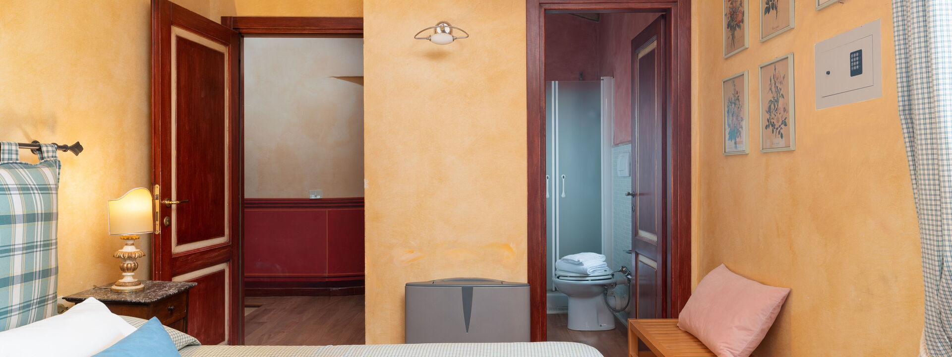 Villa Monte Bottigli: Autumn, Bathroom, Bedroom, Spring, Summer