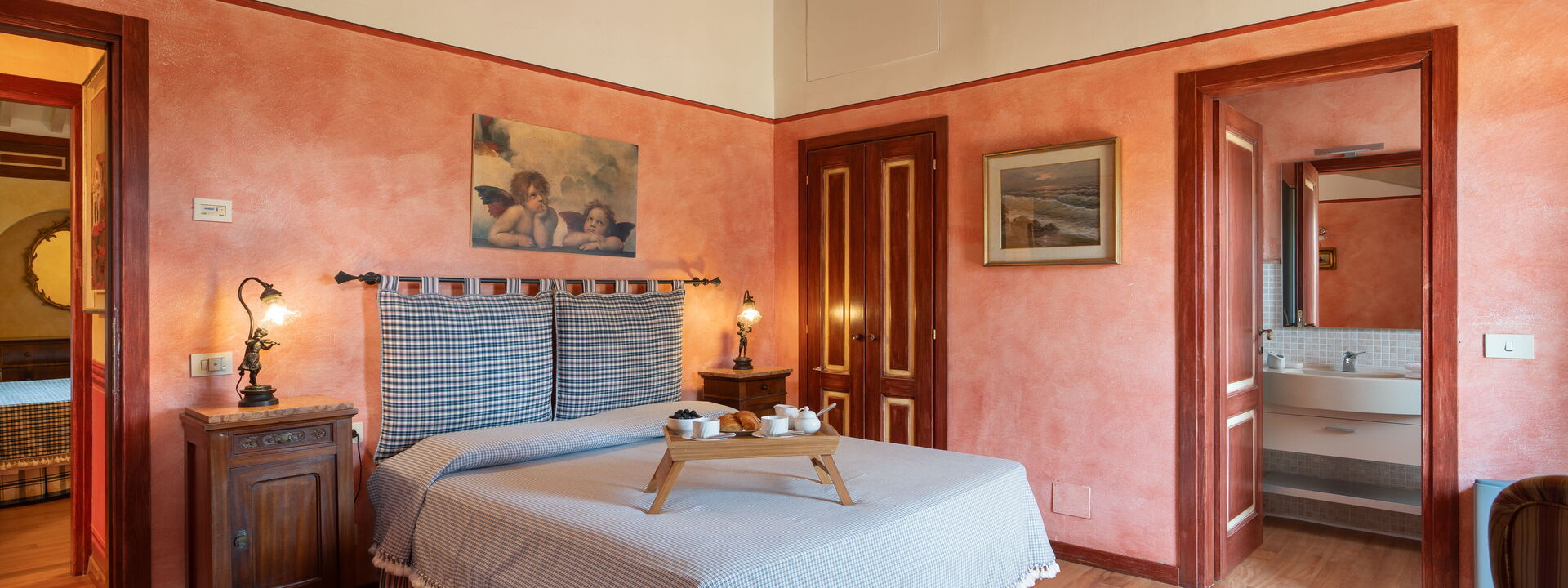Villa Monte Bottigli: Bedroom 4 showing bathroom