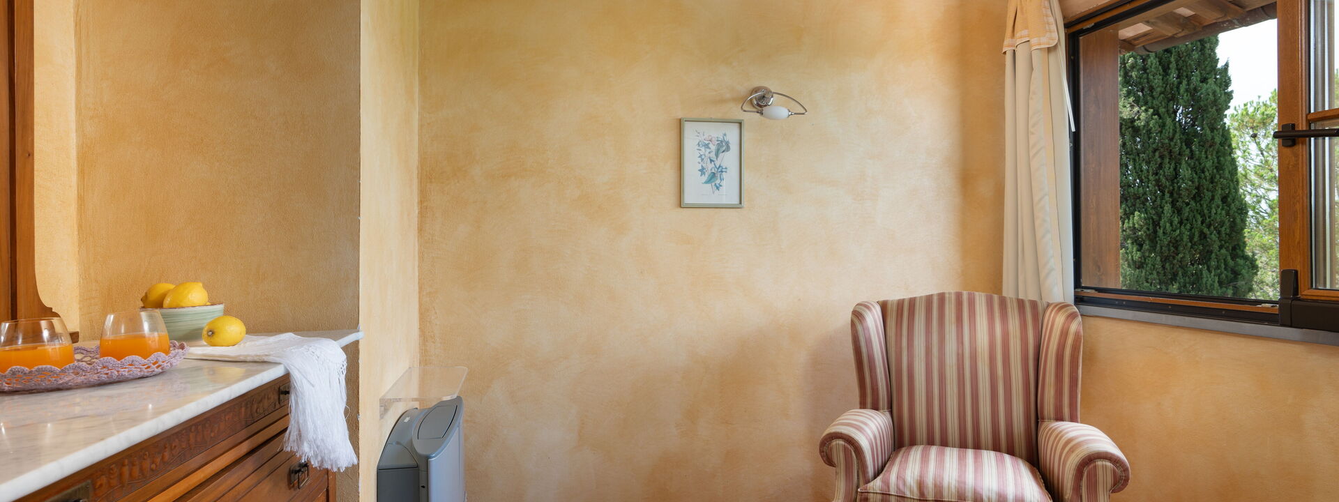 Villa Monte Bottigli: Sitting area of bedroom 6