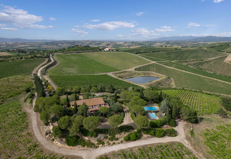 Villa Monte Bottigli: Ansichten, Außen, Draussen, Frühling, Garten, Herbst, Schwimmbad, Sommer
