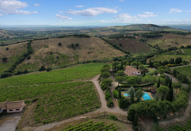 Villa Monte Bottigli: Ansichten, Außen, Frühling, Garten, Herbst, Schwimmbad, Sommer