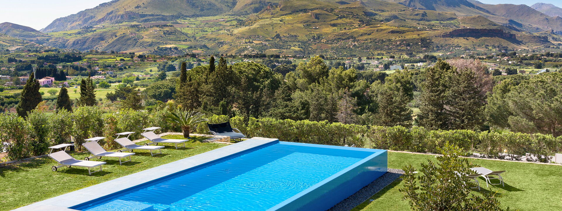 Villa Cinema - Castellammare Del Golfo, Sicilia: Ansichten, Außen, Draussen, Frühling, Garten, Herbst, Schwimmbad, Sommer