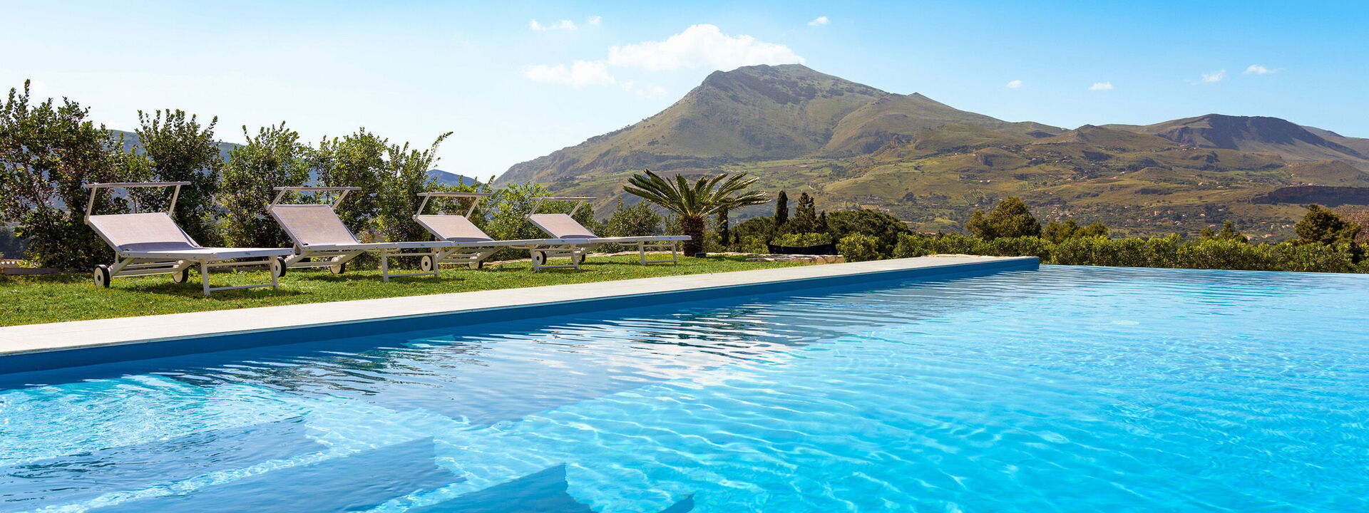 Villa Cinema - Castellammare Del Golfo, Sicilia: Ansichten, Außen, Draussen, Frühling, Garten, Herbst, Schwimmbad, Sommer