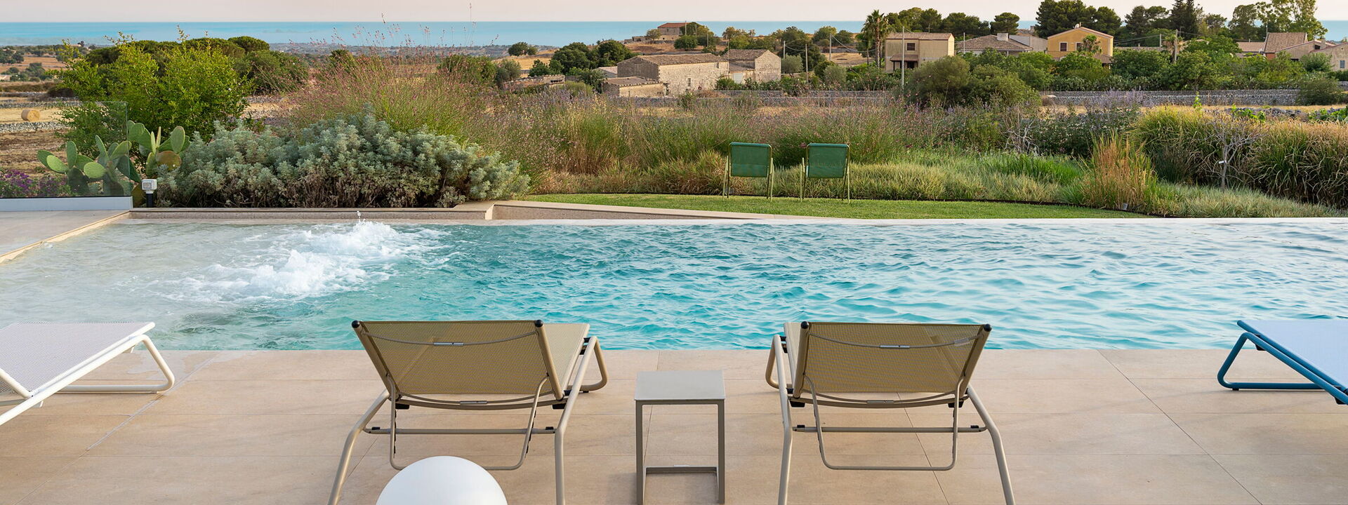 Splendida - Modica, Sicilia: Ansichten, Außen, Balkon / Terrasse / Patio, Draussen, Frühling, Herbst, Schwimmbad, Sommer