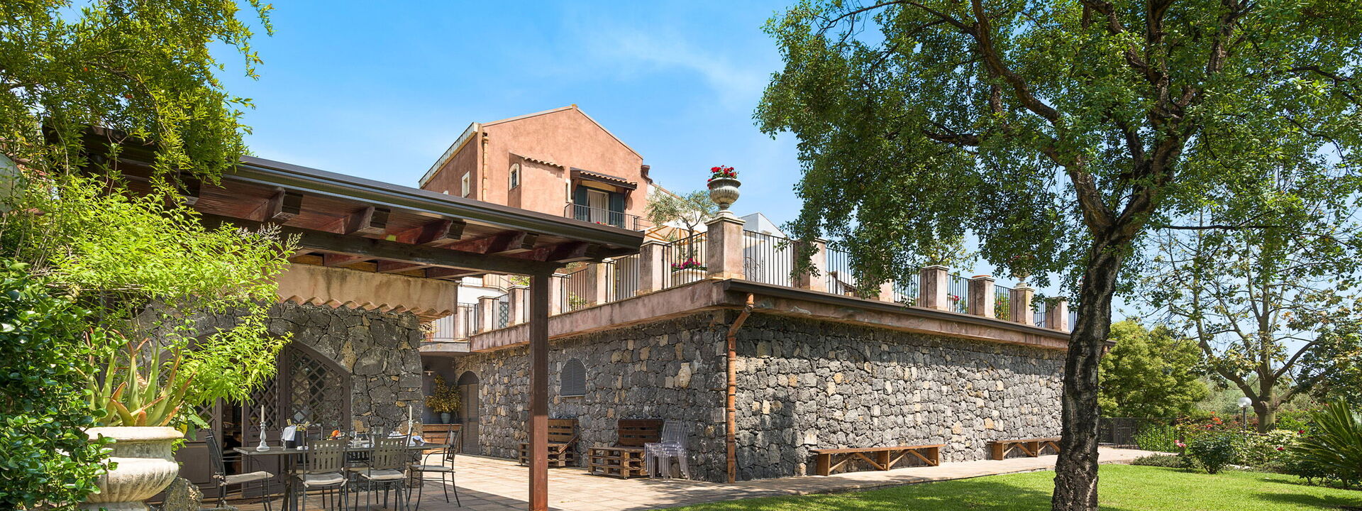 Oasi Verde - Santa Maria La Stella, Sicilia: Autumn, Building Exterior, Garden, Outdoor, Spring, Summer